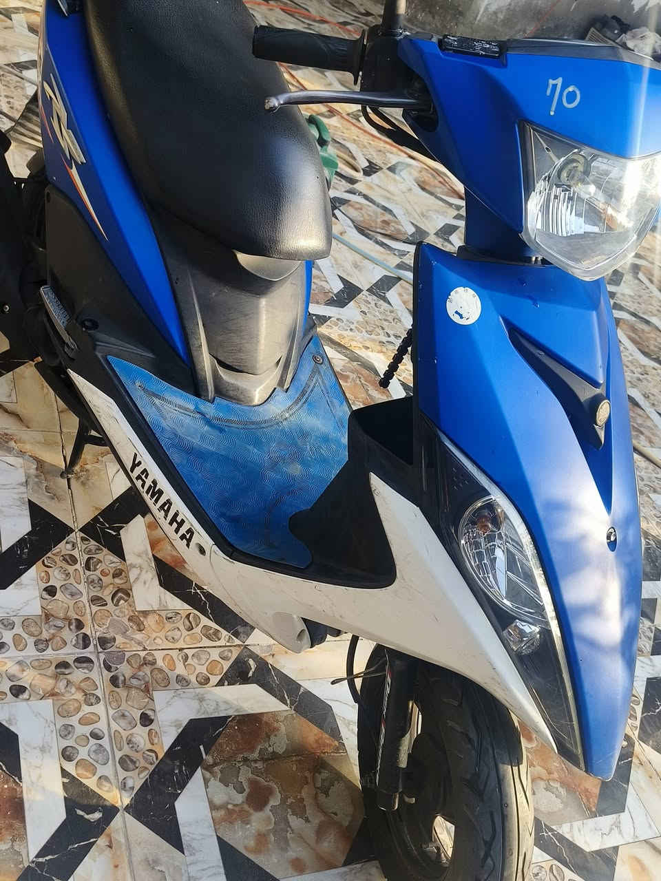 ماكس حديث مضلع بالباكيت صارلها شهر من اشتريتها حاوية على ايدي
دراجة جاهزة من كلشي كهربائيات مكينة كلشي فول والصور كدامك
سعرها مليون و100
(1100)
مكاني /قضاء الهوير 
*********** واتساب فقط

