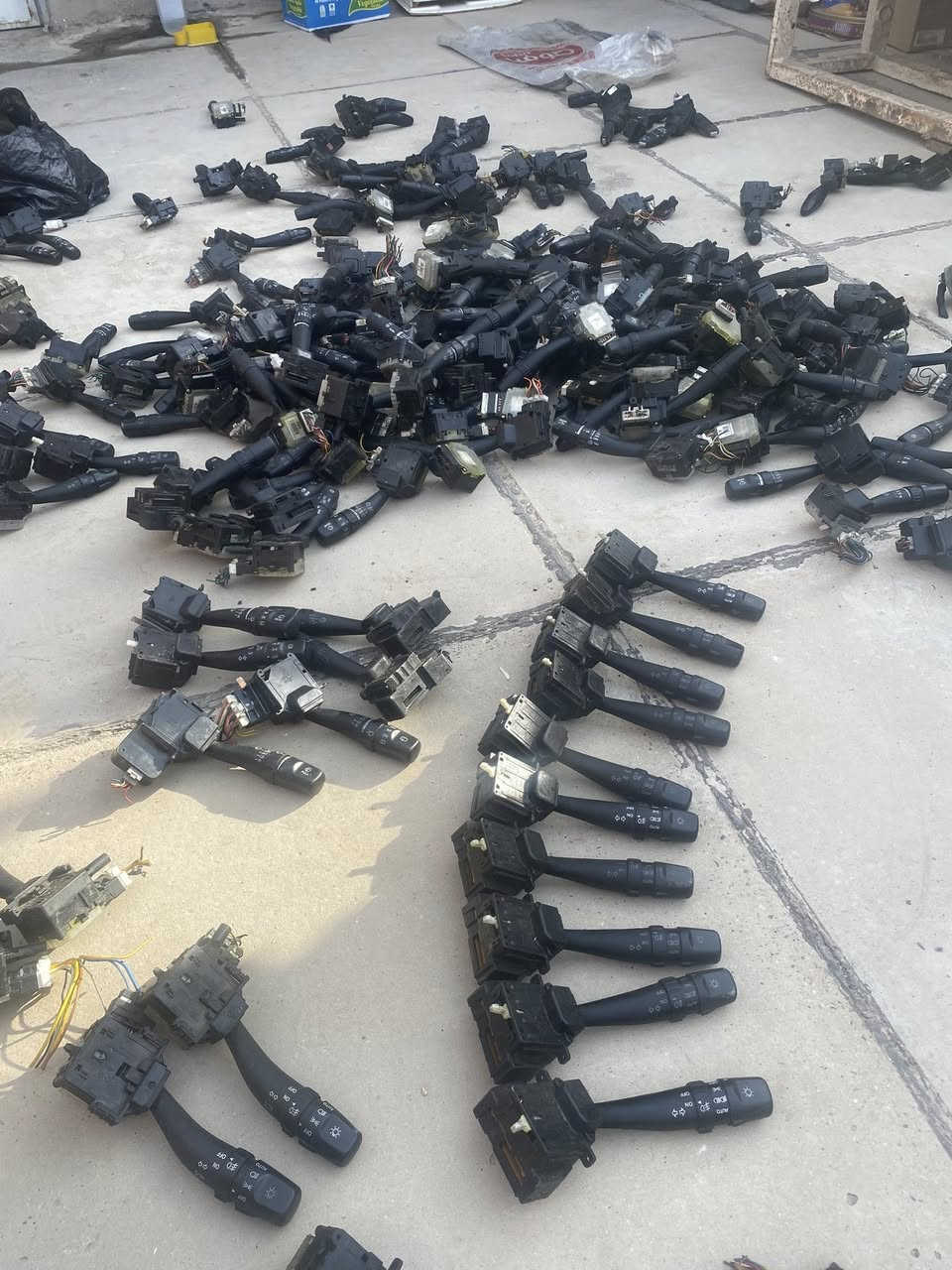 يدات. لايت وجام تفصيخ كوري ياباني صيني امريكي يباع جمله سعر القطعه 2000 دينار اقل عدد 50 قطعه مشكل يوجود توصيل لكل العراق سعر المفرد يختلف حسب القطعه. 
***********
