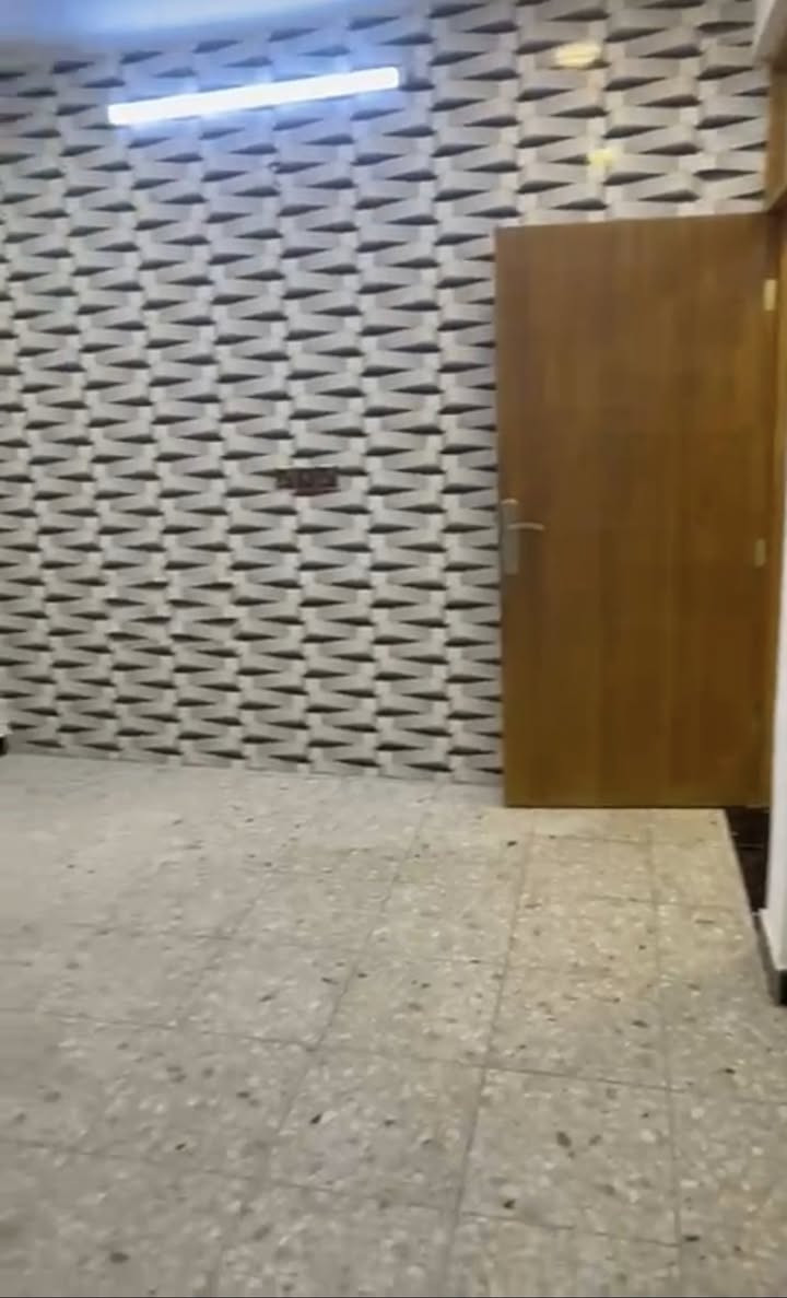 للبيع مشتمل 45 متر واق حال 50 متر 
الوجه 4,5 والنزال 10 بموقع ممتاز جداً 
يحتوي الطابق الاول على استقبال ومطبخ وخدمات 
الطابق الثاني غرفه وصاله وخدمات 
للاستفسار الاتصال على 
سيف الساعدي  ***********
او مراجعة مكتب الدار للعقار 
عنوان المكتب ام الكبر والغزلان مقابل اسواق العجوز
