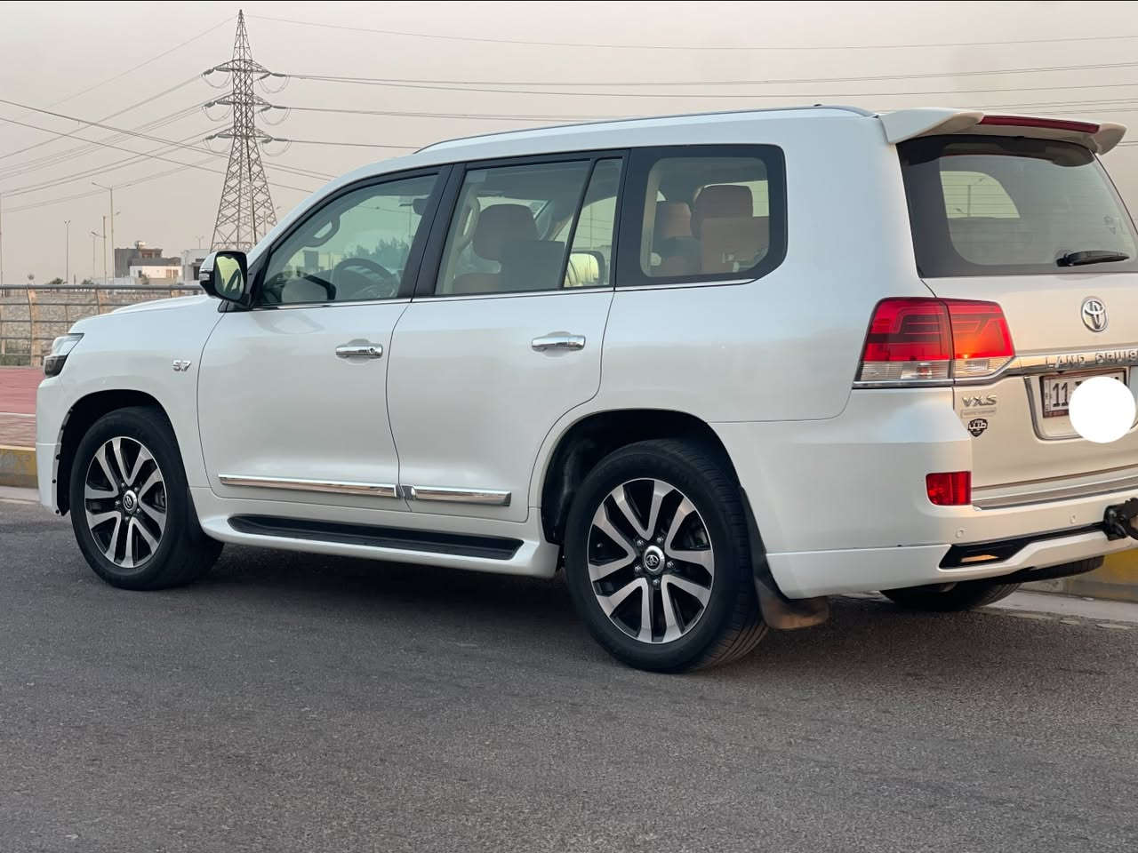 � للبيع لاندكروزر 2018 VXS فل أوبشن
للجادين فقط..

✅ موديل 2018

✅ فئة VXS (أعلى مواصفة)

✅ محرك V8 قوي مع ناقل حركة أوتوماتيك 8 سرعات

✅ دبل دائم (4WD) مع دفلوك وأنظمة قيادة للطرق الوعرة

✅ السيارة وكالة بالكامل

✅ بدون صبغ نهائياً

✅ بدون أي تصليح بارد

✅ شاصي ومكينة وكير بحالة الوكالة

✅ الاستخدام شخصي والمحافظة عليها ممتازة

المواصفات:

• جلد فاخر

• تبريد وتسخين للمقاعد الأمامية

• ذاكرة لمقعد السائق

• فتحة سقف

• تشغيل بصمة ودخول ذكي

• شاشة وكالة مع نظام ملاحة

• كاميرات محيطية 360° وكاميرا خلفية

• حساسات أمامية وخلفية

• نظام صوت JBL فاخر

• بلوتوث – USB – تحكم من المقود

• مثبت سرعة راداري

• مراقبة النقطة العمياء

• أربع مناطق للتحكم بالمكيف

• مرايا كهربائية قابلة للطي

• جنوط ألمنيوم أصلية

• إنارة LED مع كشافات

• سبعة  مقاعد 

سيارة جاهزة للاستخدام، لا تحتاج أي مصروف 

سعرها 560  بيها مجال بسيط بعد المعاينه اذا غاليه  عليك ان شاءالله تلاكي احسن منها 
للاستفسار على  الاتصال ***********
