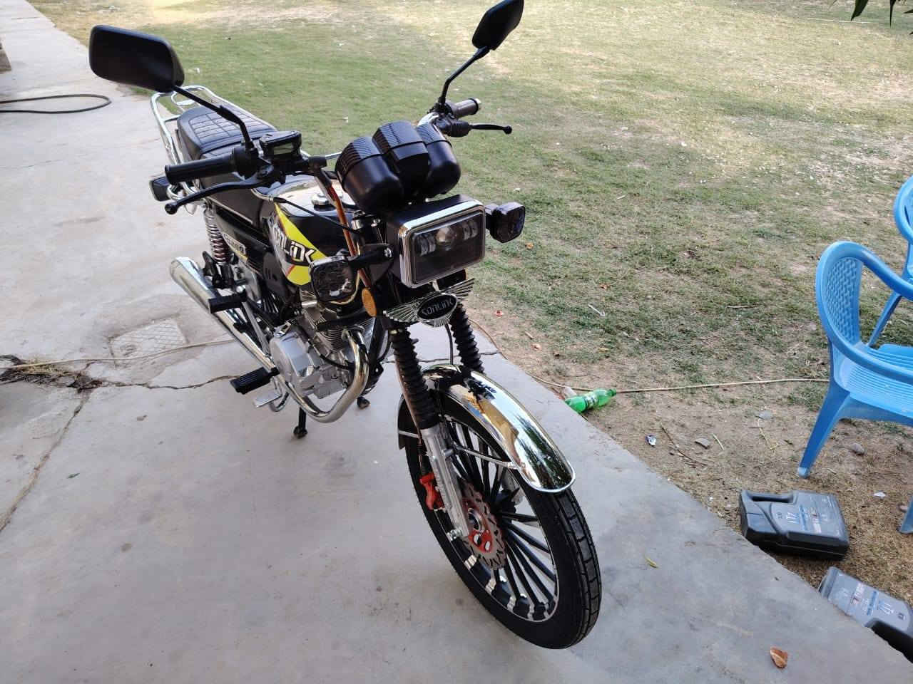 السلام عليكم للبيع دراجه سيفان موديل 2025 دراجه جديده محرك 200cc دشبول شاشه عرض فيديو شكل جديد محرك مكفول كهربائيات كله شغاله مابيه اي نقص أوراق اصوليه كارتونيه ومنفيس مامكمركه بدون كمرك ماتترقم السعر 850 وبيه مجال للطيبين المكان بغداد المدائن سلمان باك الاستفسار أكثر الاتصال على الرقم *********** ولي ماعاجبه السعر لا يعلق ويكسر بحلال العالم
