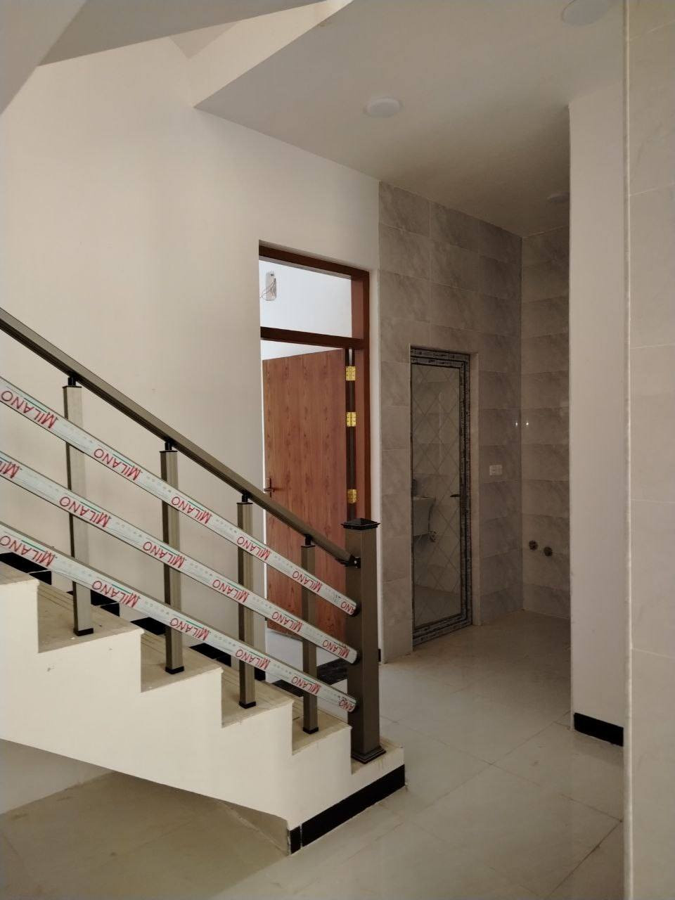 بيت للايجار في سبع أبكار – سوق السمكة - قرب متنزه الهبي دي
البيت زيرو جديد يحتوي على :

* غرفة استقبال
*غرف نوم عدد ٣ 
* مطبخ
* حمام عدد ٢ + ( WC شرقي + غربي) 
* بلكونة + سطحين + مخزن
* البيت جاهز من سخان + ماطور + تانكي ٢٠٠٠ لتر + واير مولد.. الخ

📞 للاستفسار  على الخاص أو الاتصال على الرقم ***********
