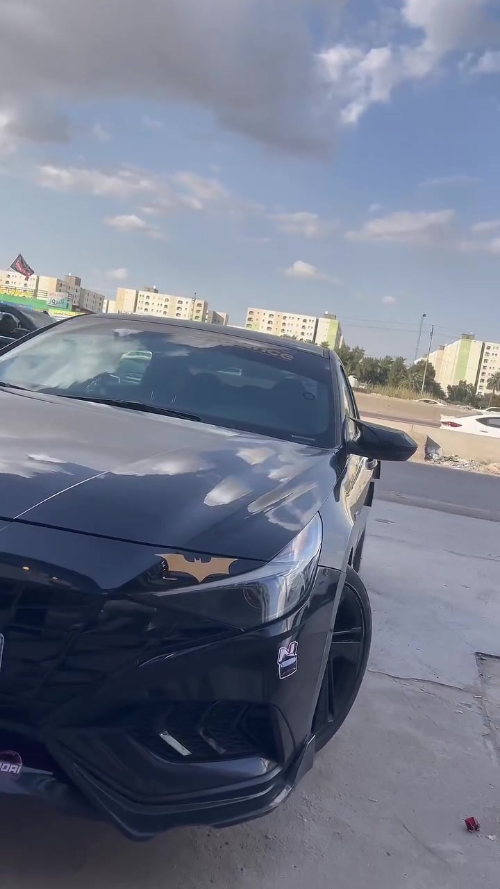 ⸻

🚗 Hyundai Elantra N Line 2022 – فل مواصفات 🚗

🔧 المواصفات الميكانيكية:

* محرك 1.6 لتر تيربو
* قوة تقريباً 201 حصان
* قير أوتوماتيك دبل كلتش 7 سرعات
* وضعيات قيادة (Eco / Normal / Sport)
* نظام أوتو ستوب (توفير وقود)

🛡️ أنظمة الأمان:

* رادار أمامي (تحذير واصطدام + فرملة تلقائية)
* رادار جانبي (نقطة عمياء)
* رادار خلفي
* كروز كنترول ذكي (يثبت السرعة ويوقف تلقائي)
* نظام المحافظة على المسار (Lane Assist)
* نظام التنبيه من الخروج عن المسار
* حساسات أمامية وخلفية
* حساسات بالمرايات

✨ المواصفات الخارجية:

* إنارة ترحيبية
* مرايات كهرباء + طي مرايات
* إضاءة LED أمامي وخلفي
* جنوط سبور أصلية
* فتحة سقف

🪑 المواصفات الداخلية:

* تشغيل بصمة
* دخول ذكي (بصمة أبواب)
* شاشة وسطية كبيرة
* ربط Apple CarPlay و Android Auto
* كاميرا خلفية
* مقاعد سبور مريحة
* تحكم من المقود
* نظام صوتي ممتاز

🔥 الإضافات:

* دبات HD Power (صوت رياضي مرتب)
* كنترول فتح وغلق (ريموت)

📌 معلومات السيارة:

* اللون: أسود 🖤
* الممشى: 72 ألف 
* مكفولة
* نظيفة جداً
* حادث قطعة وحدة (جاملخ خلفي فقط)
 مُـكان السياره بَغـداد بسمايه رقم الهاتف***********
مكفوله السياره ونضيفه جدا امانه اللّٰـه  سبب البيع اريد اخذ النترهN

واذا اكو مرواس بالنتره N اراوس ماكو اي مشكله
السعر 160 وبيها مجال  رقم الشاصي مرفق مع الصور
