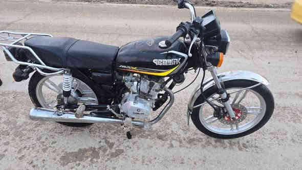 السلام عليكم
دراجه سيفان موديل 23 أوراق.. ما مفتوحه السعر 625 بيه مجال لشراي
***********
