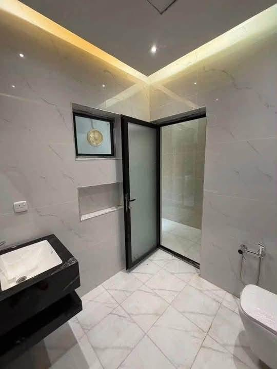 يعلن مكتب حمورابي للعقار 🏠
للبيع ‏ثلاث دور مساحةالواحد 100 متر 
الواجهه 4 متر النزال 25 متر 
مربع الضباط الشهداء بناء حديث غير مسكون 
يحتوي كل دار على ‏صالة مطبخ من حمام 
‏وغرفة نوم في الطابق الأرضي 
‏الطابق الثاني غرفتين نوم + حمام

السعر مناسب جداً 
للاستفسار الاتصال *********** يوجد واتساب 📞 
يوجد لدينا عروض في جميع مناطق حي الجهاد
