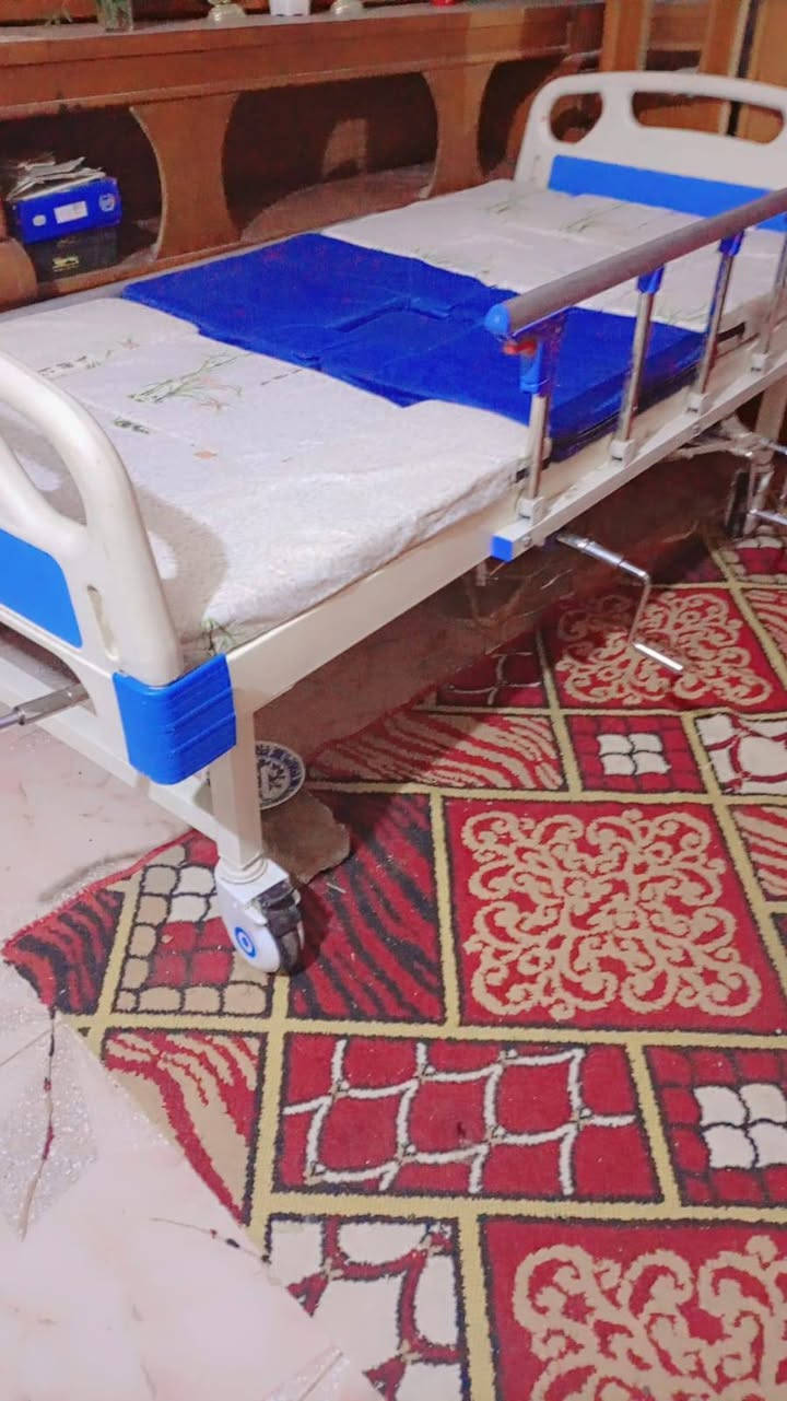 سرير مستشفى 5حركات نظافه فول استعمال قليل للبيع
السعر 300 بي مجال 
للتواصل عل الخاص او رقم ***********
