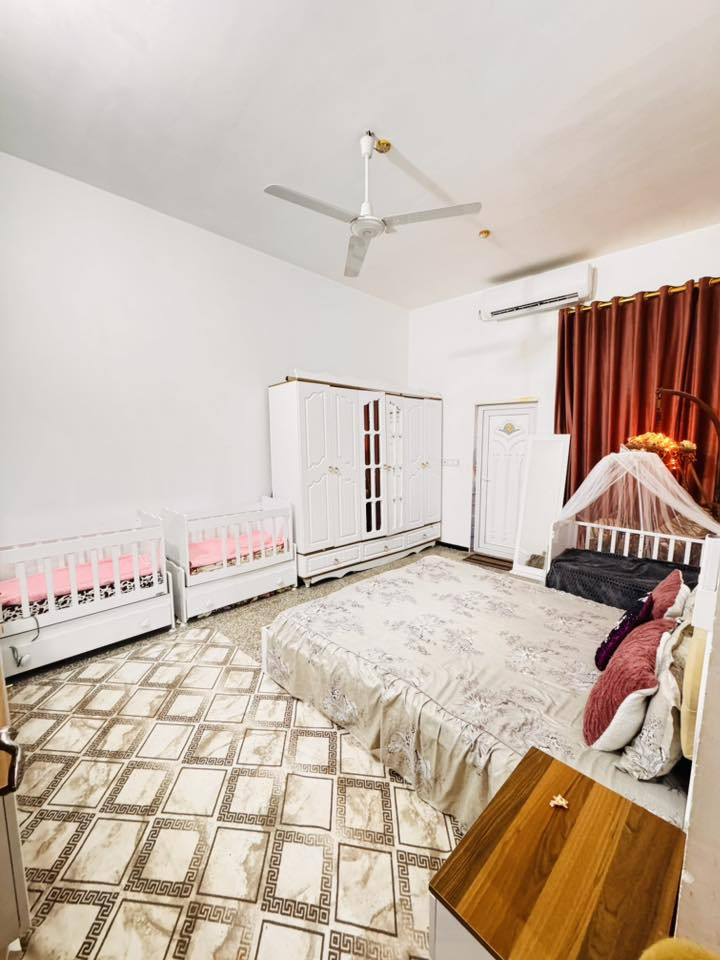 السلام عليكم
دار للبيع المساحه 160متر 8*20

البناء طابوگ

خلف اسواق يوم بيوم قريب من الشارع العام

يتكون من

استقبال +مطبخ مفتوح على الصاله+غرفت نوم نضام سويت (داخله حمام)+حمام خارجي +حديقه +كراج +منور خلف البيت

السعر70مليون يباع مع الاثاث اوبدون حسب رغبت المشتري 

مرقم بلديه ومشمول بقرار 320

قرب جداًمن الشارع العام

رقم صاحب الدار***********
