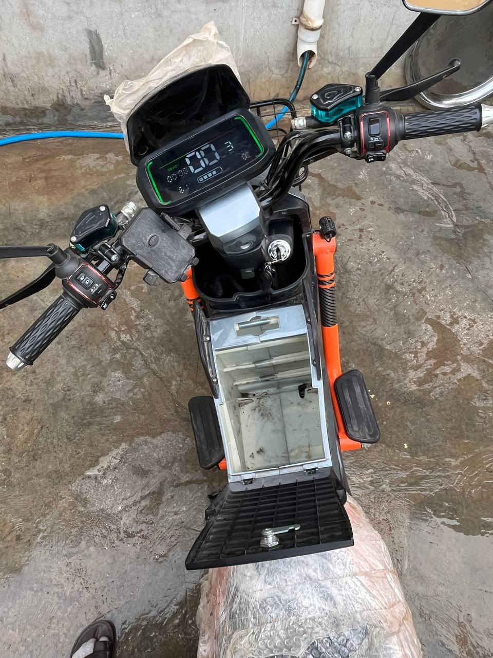 ماطور شحن X900 كوري للبيع
بعده جديد مستخدم أستخدام خفيف تقريباً 3 أشهر ونصف

-كامل مستلزماته الاصلية وياه (محولة شحن + البايدرات الجديدة) 

-حساسات امامية و خلفية شغالة بشكل كامل 

-انارات امامية و خلفية شغالة كامل (دبل اشارة و اضاءة و نشرات) 

- بيه صندوق للاغراض أيضاً كما موضح 

- يحتوي على 5 بطاريات 

- يحمل نفرين عادي جداً 

- كل المذكور تكدر تجربه ووتشوفه كدام عينك

السعر / 550 ألف وبي مجال 

المكان جلولاء 

للإستفسار راسل خاص

 او على الواتساب /***********
