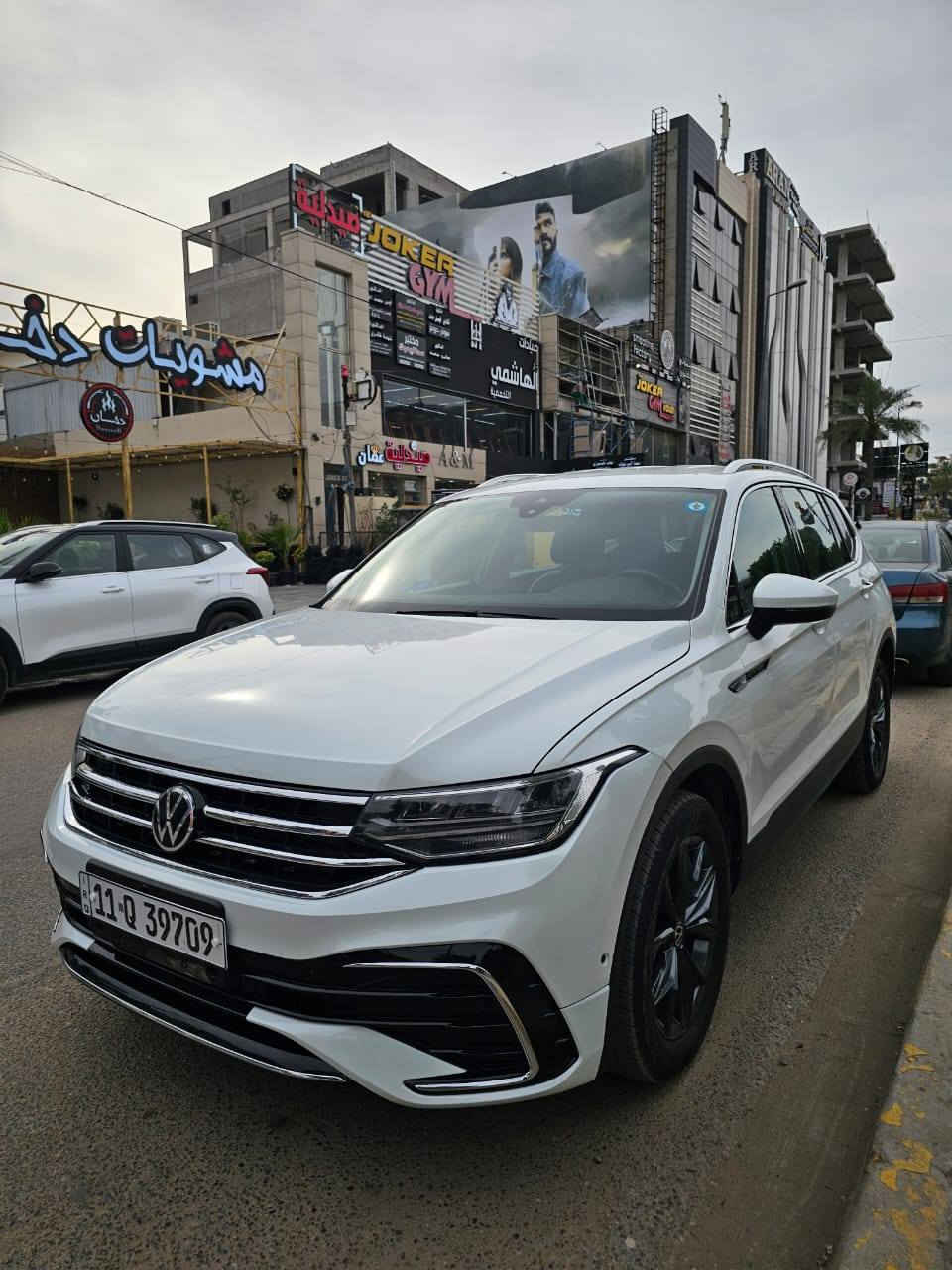 فولكس واكن تيكوان 2023 مواصفات SE دفع رباعي السياره كامله بدون أي نقص جديده كلش ماشيه 31 الف  رقم بغداد بأسمي...حادثه جاملغ و بونيد بدون شواصي ضربه صايره بلراديترات و دكشن الهواء....كهربائيات كير مكينه بوضع الشركه...صلحته بيدي تصليح درجه اولى...بيه قطعتين صبغ فقط جاملغ و بونيد بدون صبغ دواخل....سعره قفل 168 ورقه...ماكو هيج سعر و موديل خصوصا بأسعار الكمارك الحاليه....للإستفسار رقمي *********** او *********** مكاني بغداد حي الجامعه
