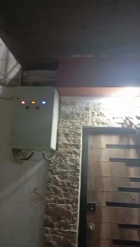 يا الله سلام عليكم العنوان الزعفرانية شقه للبيع بمجمع سكني سعيده طابق ثالث الشقة جديده بمعنى الكلمه تحتوي على صالة +مطبخ +غرفتين نوم +خدمات مع سطح معزول بل أمكان بناء شقه 
اضافيه 
نوع العقار طابو صرف سند بأسمي تحويل مباشر 
السعر 66 بيها مجال بسيط رقم الهاتف ***********
