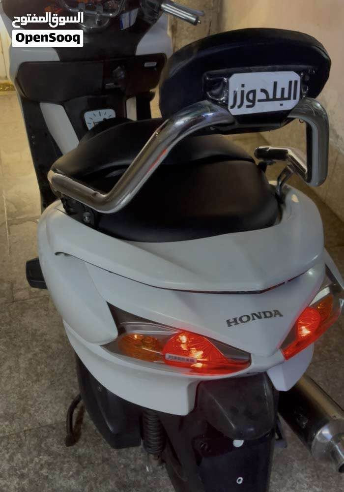 السلام عليكم دراجة فورزة 010S7 الدراجه نضافتها كدامك مكينتها جديده صارلها تقريبا شهرين من شديتها مال رمبة نزلتها من اربيل الدراجة للبيع سعرها مليون ونص وبيها مجال للشراي *********** البصرة, العراق
