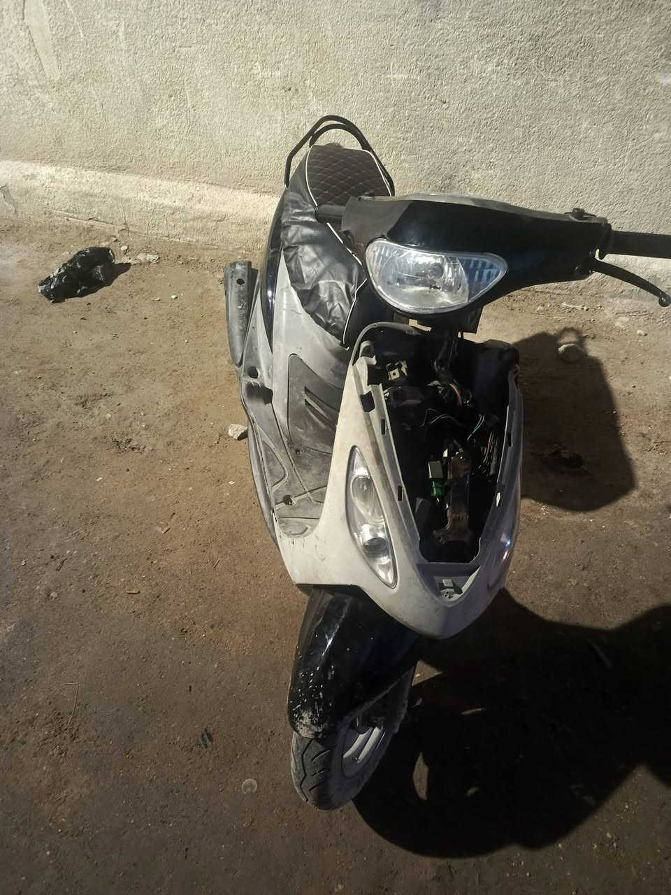 سلام عليكم  شباب دراجه لل بيع  الدراجه مفتوحه  وبوشته 49  اشاير شغاله  الايت شغال بس سلف مو شغال  رايدله دشالي كفره الكدام موجود ولدراجه ناعمه  السعر 550وبيه مجال  *********** رقم الهاتف المكان البصرة
