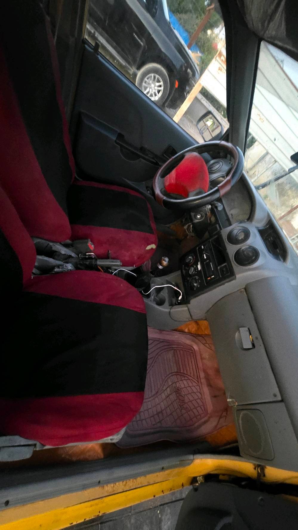 سيارة للبيع باللون الأصفر، نظيفة من الداخل والخارج. تمتاز بالرحابة والراحة في المقاعد. السيارة عملية ومناسبة للاستخدام اليومي. الجنوط بوضع جيد والإطارات مستهلكة قليلاً لكنها تعمل بكفاءة.