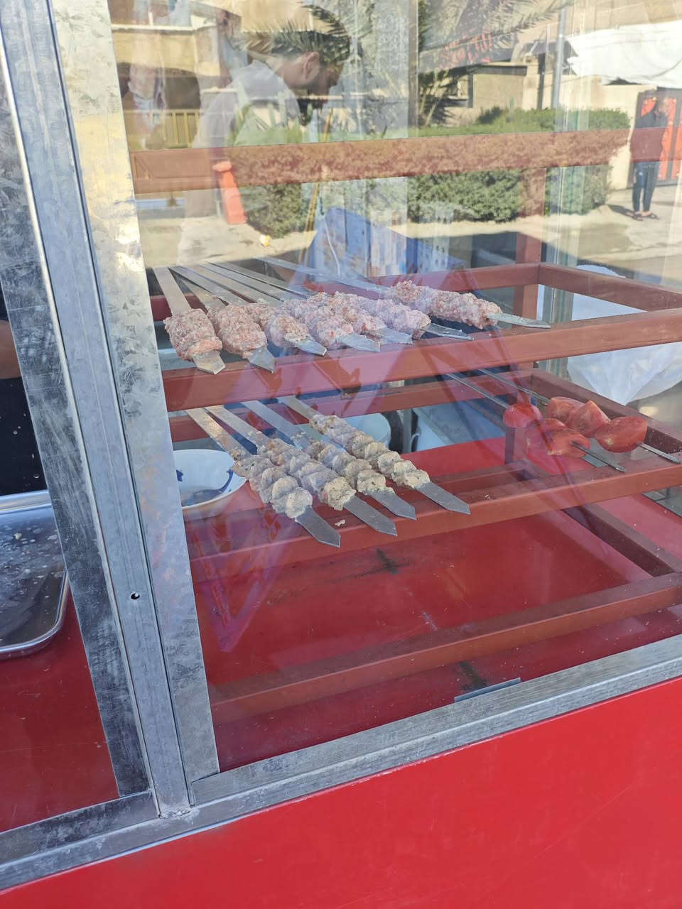 العنوان: إعلان هام (جداً) لسكان الملحانية: "انتهى زمن العضّ.. وبدأ زمن الذوبان!" 🥩😂
يا أهلنا الطيبين بالملحانية، نعلن لكم عن افتتاح [لحوم ومشويات ما شاء الله]. إحنا ما نبيع مجرد لحم، إحنا نبيع "راحة بال" ومذاق يخليك تنسى اسمك!
​ليش تشتري منا؟
​طلي هرفي: لا هو "شايب" ولا هو "عنودي"، لحم ناعم ومربى على الغالي، يذوب بالحلگ قبل ما يوصل للمعدة. 🐑
​عجل عراقي خالص: ذبح اليوم، مو من وراء البحار! يعني لحم أحمر يسر الناظرين. 🐂
​دجاجنا "مؤمن": مذبوح حسب الشريعة الإسلامية 100%، يعني تاكل وأنت مطمن وضميرك مرتاح. 🐓
​🍴 قسم "الدلع" (الأكل الجاهز):
​إذا كنت مستعجل أو "عاجز" عن الطبخ، قسم الشواء عدنا جاهز يتدلل:
​كباب وتكة: الريحة توصل لنهاية الشارع، والطعم يخليك تطلب "نفر" ثاني وأنت بعدك بالأول.
​لفات عالسريع: لفة تترس العين والگلب.
​الباجة (أم العظم): هاي مخصصة لأصحاب الفخامة، باجة "نظيفة" تخليك تنام للظهر من كثر الراحة! 🥣
​🤝 وعدنا لكم:
​نلتزم بأعلى معايير النظافة (أكثر من عيادات الأسنان!) وبالشريعة الإسلامية في كل قطرة دم.
​📍 الموقع: الملحانية - [محلات فلس ونص . حسينية سيد الشهداء والتكيه]
📞 للحجز أو "الفزعة" (التواصل): [*********** أو ***********]
​ملاحظة: يرجى عدم قراءة المنشور وأنت جوعان، المحل غير مسؤول عن حالات الإغماء من الريحة! 😉
