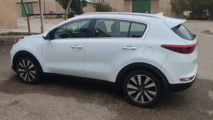 السلام عليكم سبورتج 2016 مثل ما وضحت مقطع الفيديو باسمي سياره ماشيه 121,000 سعر 158 ***********
