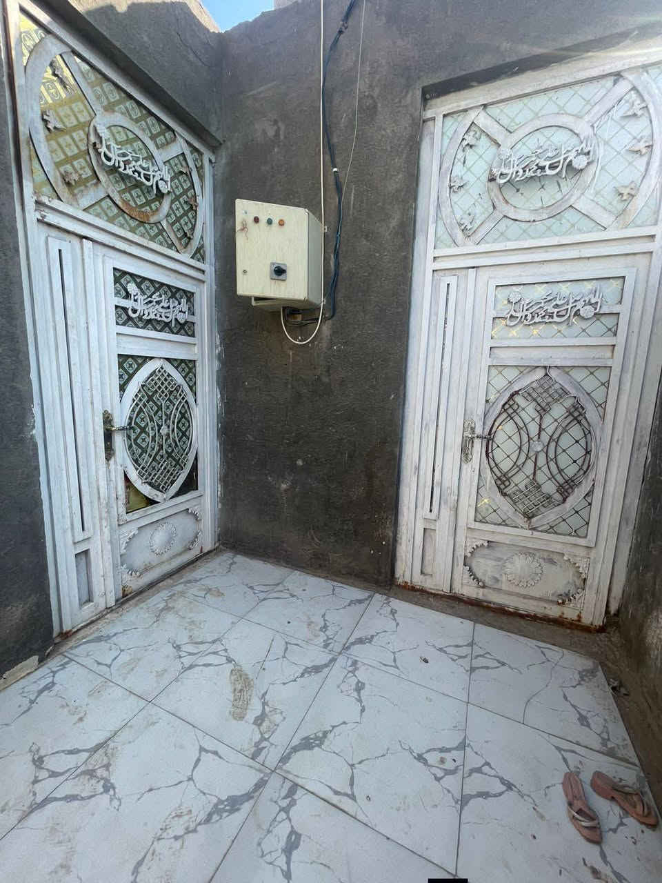 بيت مساحة 100 م ركن علئ شارعين في حي السبل نزله الاولئ قرب مكتب فرطوسي 
بيت طابوك بناء جديد وكامل ماء وكهرباء ومجاري وبنص سكن وبي وصل طابو تطويب وسعره بلاش بـ 28 وبي مجال
لتواصل ***********
