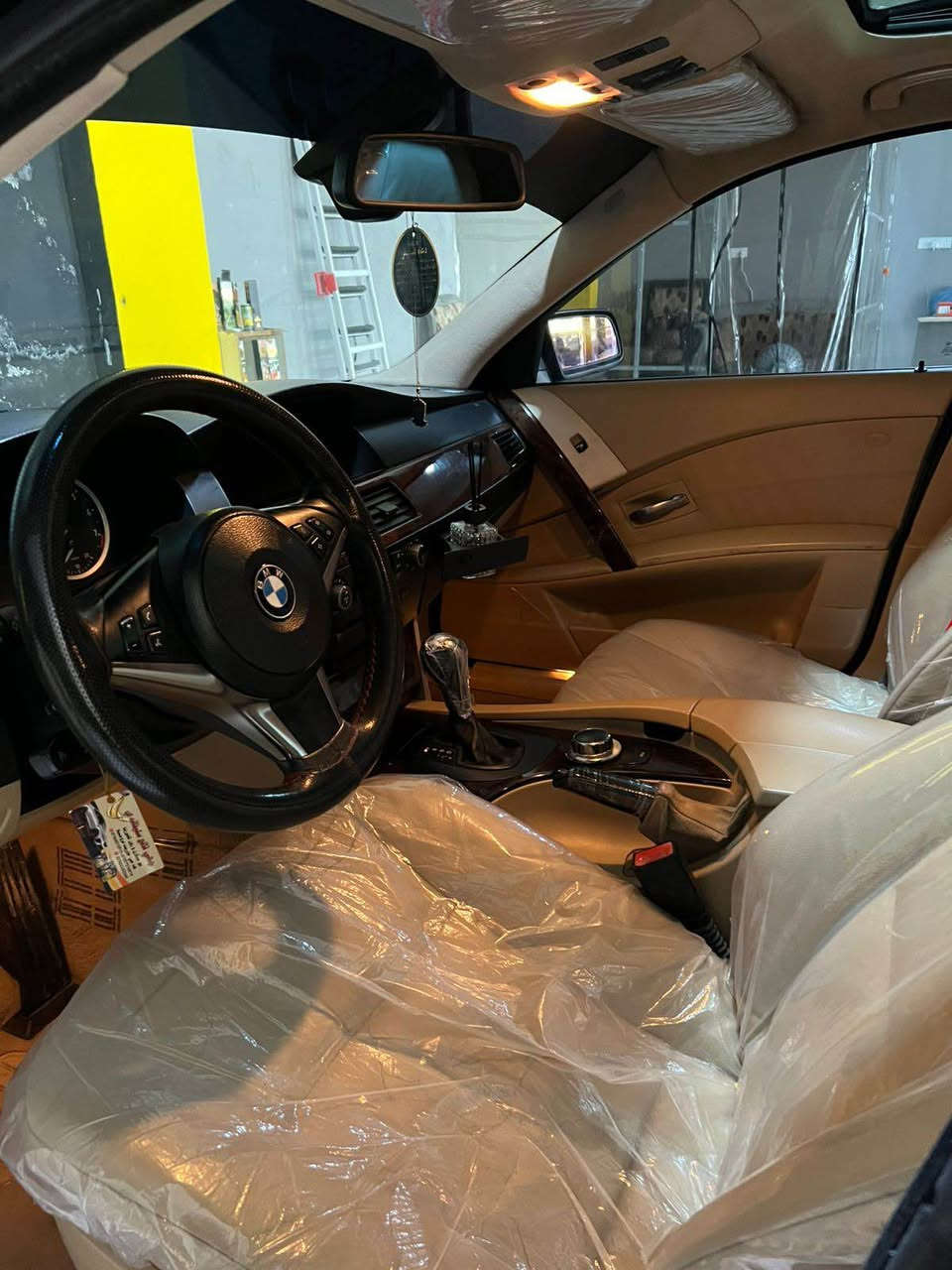 BMW E60. 2007. 
530i
موديل 2007 
سلايت 
فول فول مواصفات 
كوشن جلد هيتر و كهرباي 
كوشن خزن 
تبريد مركزي 
بي دعم. 
هيكل كامل m5 
منفيس. اصلي  غرامه شه رت 
گيرو مه كينه ب شه رتن 
سعر 89 وه ره قه و مجال 
ديناره ك مسرف تيدا نيه ش دعامي بو دعامي ب شه رته 
جهى سارى زاخو 
*********** زاخو, دهوك
