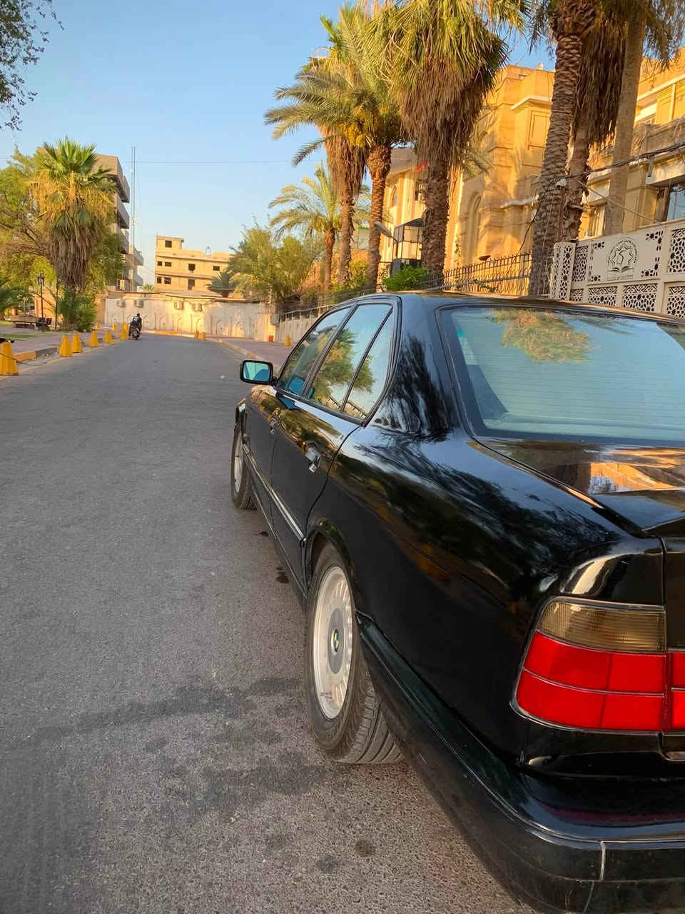 سلام عليكم 525 اصل موديل 94  مسكر فانوس 
المواصفات دبل ايرباك دبل جكمجه سلايت بجم عريض كشانه كهرباء داخل صاج كير اوتو  
مكينه كير اكسل كفاله اكسل 3.23 تخم تاير 
حداديه امامي وخلفي بجيس كهربائيات كلها شغاله
سياره ترايها مال 26 بنكه كهرباء انسه شي اسمه حماوه رقم صلاح الدين مشروع وطني تحويل شوكت ميعجبك سنويه 2028 مكاني بغداد #سعرها60 وكلشي اكو بسوك سياره مال جناي مو بياع شراي 
***********
