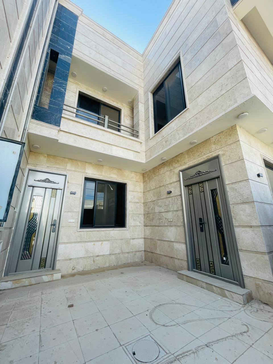 🏘️دار #للبيع  #موقع_مميز

📍 #الموقع:  زوير شارع الغسل قرب اسواق مارينا
تقسيم حسين مارينا 
✨ #المواصفات:  
▫️ المساحـــــــة //  200م 
الواجهـــــــــة // 10م 
الــــــنــــــــزال // 20م
بناء شركة #جوان 
بناء درجه اولى بيبان قاصه
#طـــابـــو زراعي سند 25 
عرض الشارع ١٠ متر تبليط وخدمات كاملة
................
🔹الطابق الارضي 
_ غرفه ماستر  
_ هول 
_ صاله 
_ مطبخ حار وبارد 
_ طارمه 
_ منور بي شلال

🔹الطابق العلوي 
_ سطحين 
_ هول 
_ غرفة عدد اثنين  
---------------------------------
📞 للاستفسار والمعاينة: 
الاتصال على الارقام :
***********☎️ واتساب    
او مراجعة المكتب 
الحلة _ الكرامة الشارع المشجر مجاور اسواق المطار 1 
--------------------------------
✅ نستقبل جميع عروضكم السكنية 🏠 والتجارية 🏡 بكافة مناطق الحلة 
……………………………
