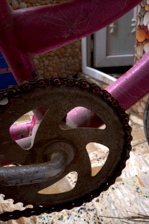 بايسكل أطفال لون وردي بحالة جيدة. يتميز بتصميم جذاب وعجلات متعددة الألوان مع زخرفات. مقعد مريح وعامود قيادة مزود بلوحة رقمية لإضافة لمسة فريدة. مناسب للمغامرات اليومية واللعب في الحديقة.