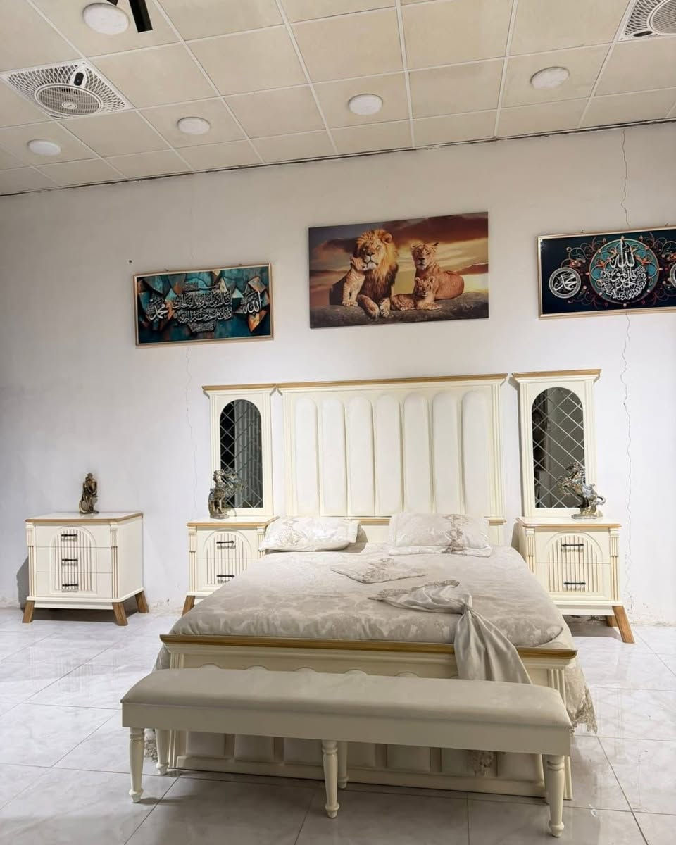 ✨ ليش تختار هذي الغرفة؟
​لأنها "شغل ثقيل" يتحمل الاستخدام.
​تصميمها ما ينتهي موضته (Timeless Design).
​السعر مناسب جداً مقارنة بالجودة والمظهر.
​💬 اترك لنا تعليق بكلمة "تفاصيل" وراح نرسل لك السعر والقياسات فوراً!


**إذا كنت صاحب هذا الإعلان وتريد حذفه لأي سبب، رجاءا أرسل رسالة إلى الدعم الفني**