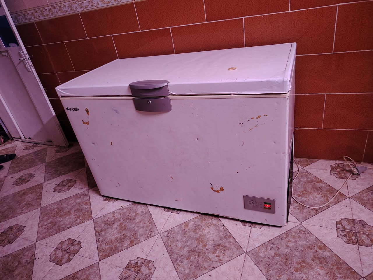 السلام عليكم عندي مجمده للبيع 16قدم نضيفه تجميد فول لي مو شراي لا يخابر كركوك حي العروبه رقم الهاتف ***********  رجان بدون تكسرون بسعره 200 بيه مجال
