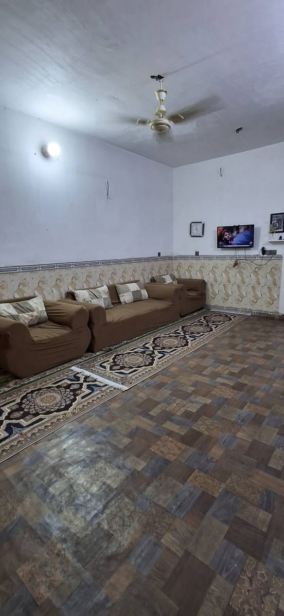 للبيع قرب شهداء العبيدي الثالثة بحي السفير ثاني بيت من الركن قرب مدرسة حمورابي الاهلية 
 ١٠٠ متر
بضهر شارع رئيسي مال شهداء الثالثة
طابق ونص
سعره ٨٣
***********
