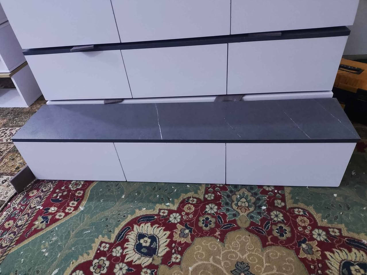 مێزی تیڤی بە ڕەنگی ساجی و سپی بە هەردوو شێوازی هەڵواسین یان قاچی هەبێت دوو مەتری نرخی 75 هەزارە
مەترو نیوی نرخی 60 هەزارە گڵۆپی لیدی پێوەیە و گەیاندن و هەڵواسین تەنها 5 هەزارە بۆ ناو شاری سلێمانی لە بەکرەجۆم
*********** السليمانية, العراق

