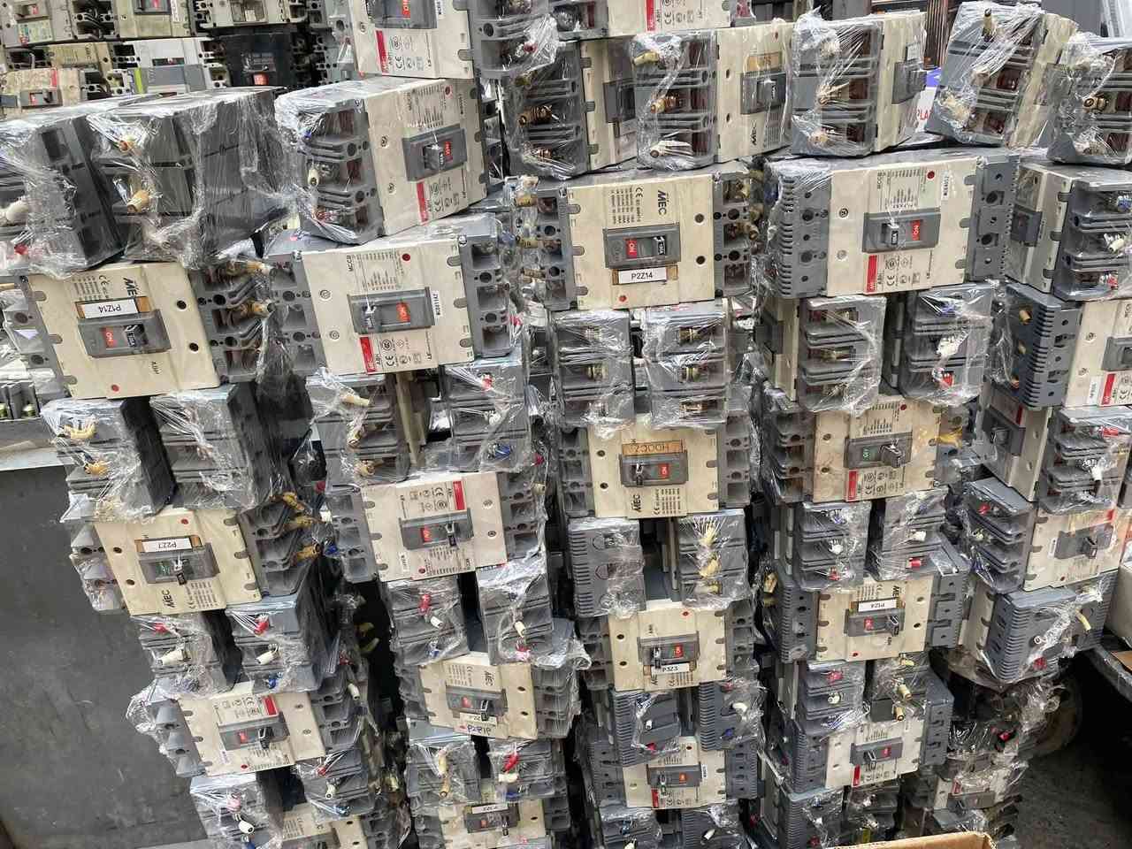 قواطع بالة جميع انواع أمبير من 70 امبير الي 900امبير
كوندكتر 100امبير لي 900امبير موجود

اسعر مناسب
جمله و مفرد
***********
