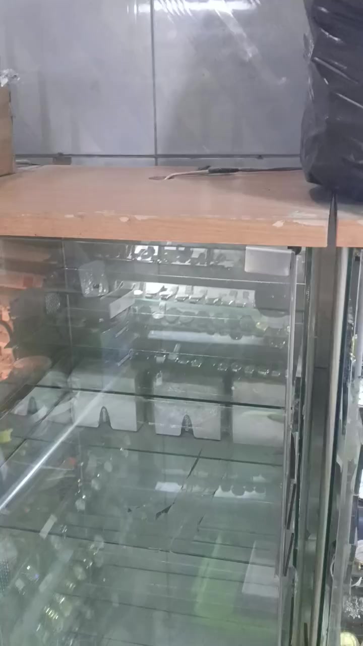 لبيع فاترينات عدد اربعه ثلاثه مستخدمه والرابعه جديده غير مستخدمه سعر المستخدم 100 الف والجديده 150 الف 
مكاني بابل السوق الكبير قرب سوق السلام 
الارتفاع 162سم 
والعرض 35 سم 
والعمق 40 سم 
***********
