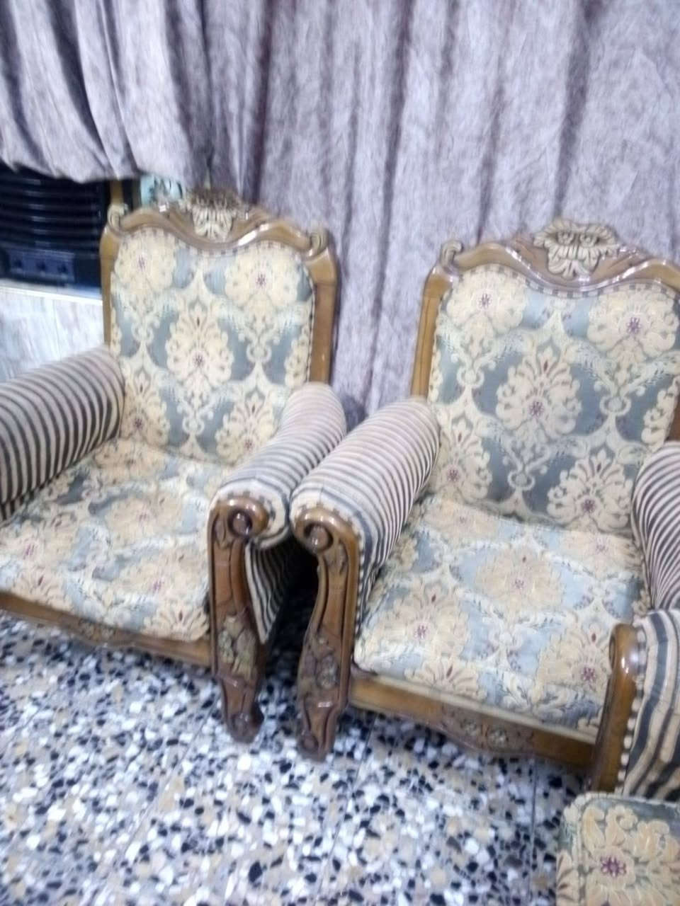 تخم كلاسيكي عشر مقاعد نظيف اي ضرر ما بيه العنوان الحبيبيه قرب مطعم وليد ابو كاص ***********
