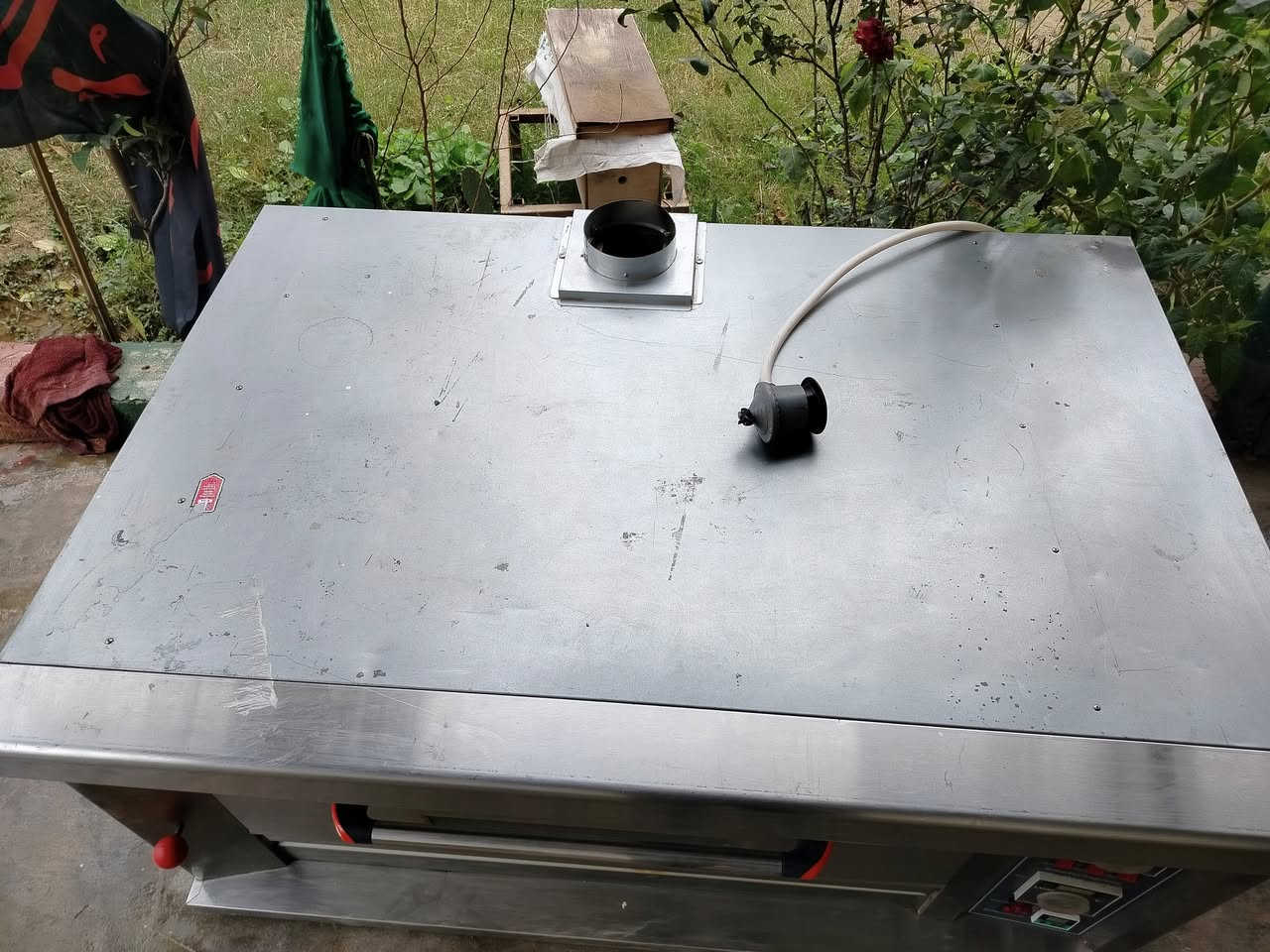 السلام عليكم فرن بيتزا دبل جداحة جديد نضافة 95% داخلة بليت مامشتغل قليل 
السعر 650 وبيهة مجال 
للاستفسار الاتصال 
***********
