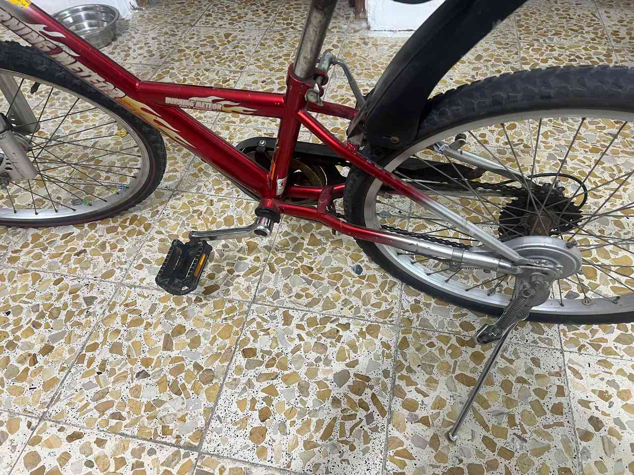 السلام عليكم شباب بايسكل للبيع حجم ٢٤ ياباني أصلي داينمو كير ٦ نمره وكله أصلي وجديد
الرقم***********
