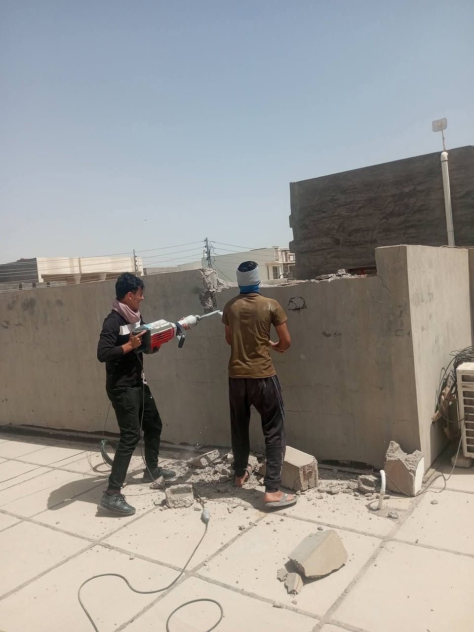 سلام عليكم  / يوجد كادر عمل جاهز/ تصعيد مواد/ تنضيف بيوت/ تفليش/ تكشيط/ تنضيف حدائق/ دفن نهري  / شقلنه ليل ونهار   /ومعداتنه جاهز/ ماعليك بس تصال على رقم  /     *********** /

