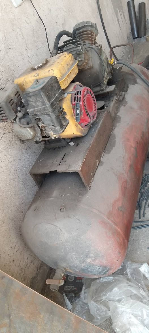 السلام عليكم كنبريسر للبيع تاروسه والمكينه مكفولات مكينه نص هندر تشتغل وسريع بل تتريس مكان بغداد حي الجهاد  استفسار عل رقم ***********

