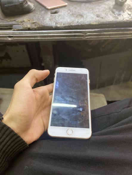 ايفون 8 بلاس 
ذاكره 128 
مبدل بطاريه فقط و الكامرات الاماميه بيهن رحفه فقط الجهاز بلادي و كلشي شغال 
السعر 100 الف و بي مجال 
مدينه الصدر *********** متواجد واتساب
