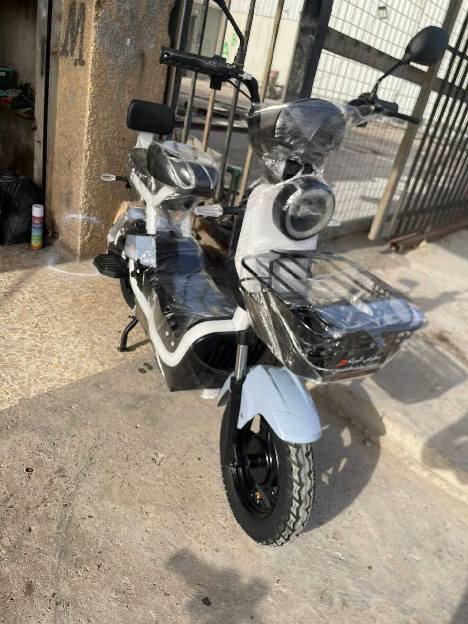 السلام عليكم دراجه شحن حجم 16 جديده طق باكيت ما مستعمله زيرو دراجه كلها شغاله اربع بطاري الدراجه جديده ما مستعمله السعر 250 وبيها مجال المكان بغداد العبيدي رقم الهاتف ***********
