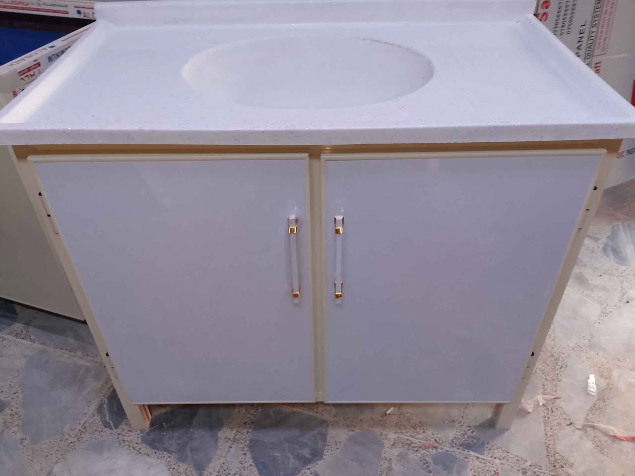 سنك مترمرمر جديد 140 الف ابواب طبقتين مغلف بلاستيك من الداخل ضد الماء مقوى بجسور تحت الارضيه والرف توصيل موجود جميع مناطق البصره حجز وتساب *********** البصرة, العراق
