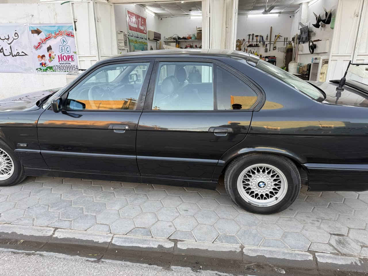السلام عليكم سيارة  فول وفتحة مواصفاتهة معروفة اصل مامحور BMW 525i 1992 مسكر عدل رقم بغداد مميز بأسمي مكاني نجف  
السيارة كاعدة وحلوة ونضيفة خارج وداخل 
مصبوغة عام للجماليه 
تبريد شغال ثلج كير ومحرك كلش نضيفات 
منضومة ماي نضيفة من راديتر للجوينات 
جعمقة كهربائي ستيرن ريشة 
ويلات خلية وتايرات نضيفات 
ايرفلو وكهربائيات (صافية كلش ماملعوب بيهة ) اكسن 64 كاردن بلادي بدون عواج وماملحوم دعامياتهة اصلية مو تجاري ونضيفات ضربات قوية ماكو بالسيارة بخاخات وفيت بم وبلكات ومجاول فول وادامتهة مستمرة كارت الالوان شغال من تقفل تصعد جام 

(السيارة مال جناي وتعبان علية كلش ) 

السعر 75 وبيهة مجال السيارة رقمهة بغداد بأسمي سنويتهة لل27 

رقمي *********** بي وتساب
