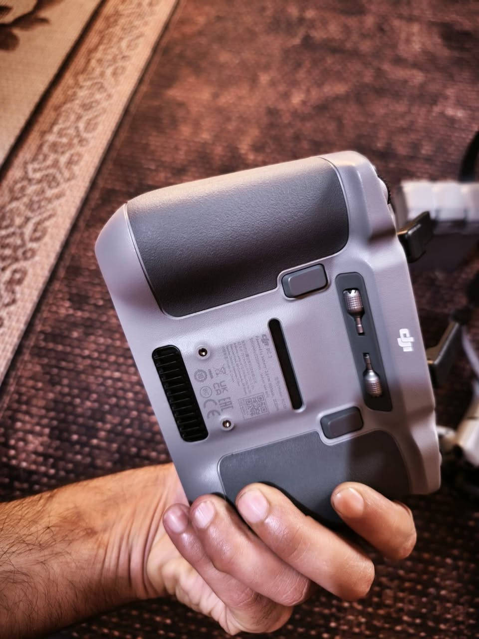 Mini 5 Pr درون مستخدم نضيف
✅ كاميرا "عين الصقر" المطورة:
تصوير بدقة 4K/120fps و HDR حقيقي. ألوان سينمائية وحساس أكبر يعطيك أنقى صورة في الإضاءة الضعيفة وتصوير ليلي خرافي.
✅ التصوير العمودي الحقيقي (True Vertical Shooting):
الكاميرا تفتر 90 درجة لتصور فيديوهات عمودية جاهزة للـ (TikTok و Reels) بأعلى دقة، بدون ما تخسر أي بكسل من جودة الصورة!
✅ رادار الحماية الشامل (360° Obstacle Avoidance):
انرسمت بذكاء اصطناعي يخليها "تشوف" من كل الجهات. انسى موضوع الاصطدام، الـ Mini 5 Pro
✅ بطارية "نفسها طويل":
وقت طيران يصل إلى 50 دقيقة (مع البطارية المطورة). طير براحتك
✅ نظام البث الأقوى DJI O4+:
مدى يصل لـ 20 كم مع بث HD صافي جداً على الريموت. حتى لو طرت لمسافات بعيدة، راح تظل الإشارة قوية وما تگطع.
✅ وزن الـ 249 غرام:
خفيفة، سهلة التنقل، ومعفية من أغلب قوانين التسجيل الدولية. رفيقك المثالي بكل سفرة.
• 💾 التخزين والسرعة:
• ذاكرة داخلية مدمجة 32GB للطوارئ.
• نقل بيانات لاسلكي فائق السرعة QuickTransfer.
• 🤖 ذكاء اصطناعي:
• ActiveTrack 360°: تتبع احترافي للهدف من كل الزوايا.
• Waypoints: ميزة رسم مسار الطيران مسبقاً (احترافي للمشاريع الهندسية).


**إذا كنت صاحب هذا الإعلان وتريد حذفه لأي سبب، رجاءا أرسل رسالة إلى الدعم الفني**