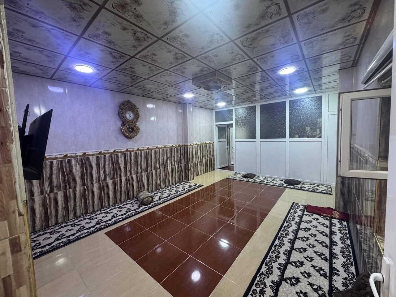 دار للبيع طابو صرف المساحة ١٥٠م واجهة ٦م طابق اول استقبال هول مطبخ غرف نوم ٢صحيات طابق ثاني هول غرف نوم مطبخ صحيات وبيتونه الدار صاير على شارع ٢٠ م خلف التجاري العنوان حي النصر بين جامع مكه المكرمه وجامع المدينة للإستفسار الاتصال على الرقم *********** او خاص
