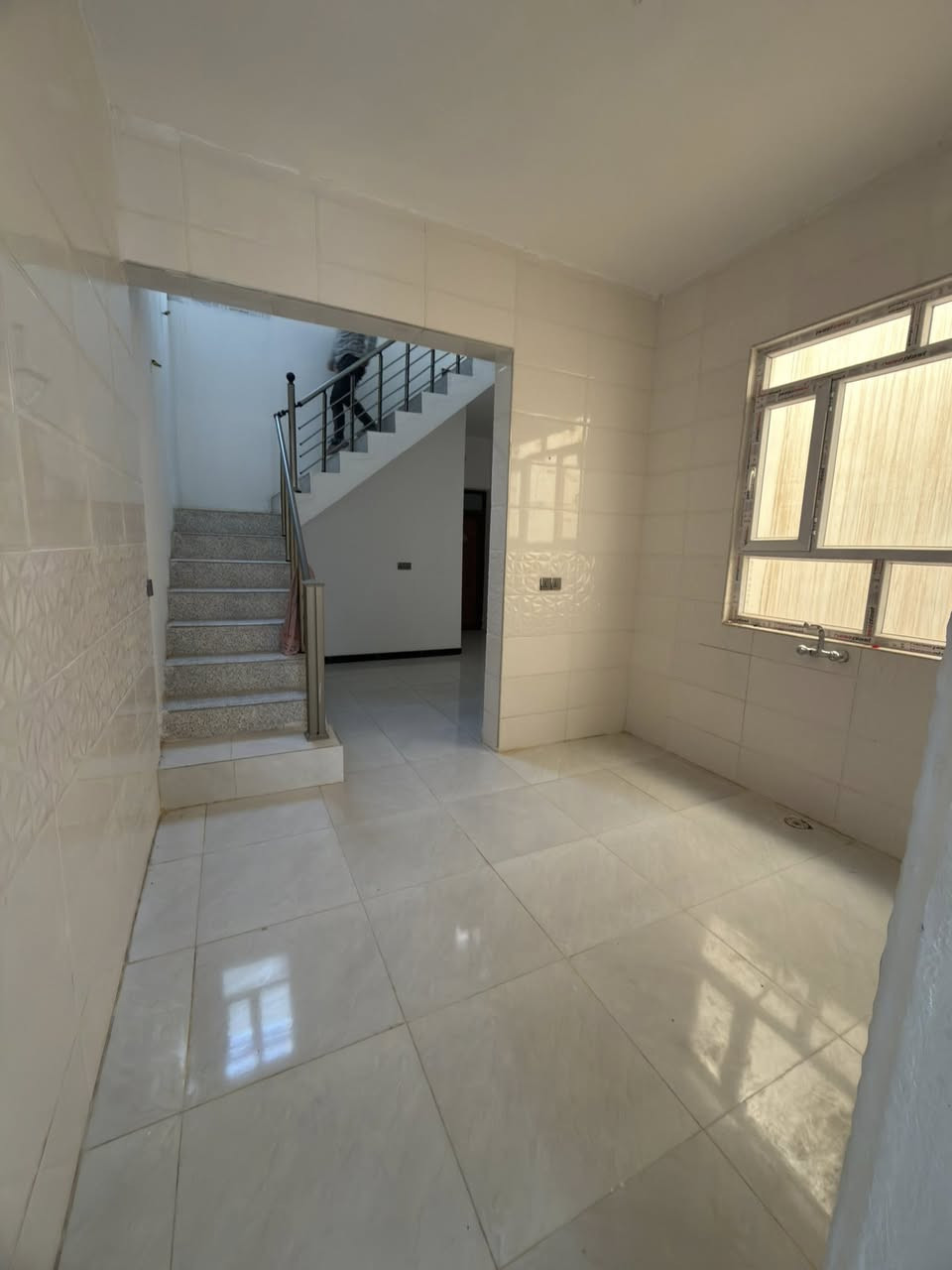 بيت للبيع مساحة 100 (5x20)
متكون من 3 غرف نوم 
الموقع الرازي للاستفسار ***********
ملاحظة البيت بناء جديد ولحد هذي الحضة محد سكن بي
