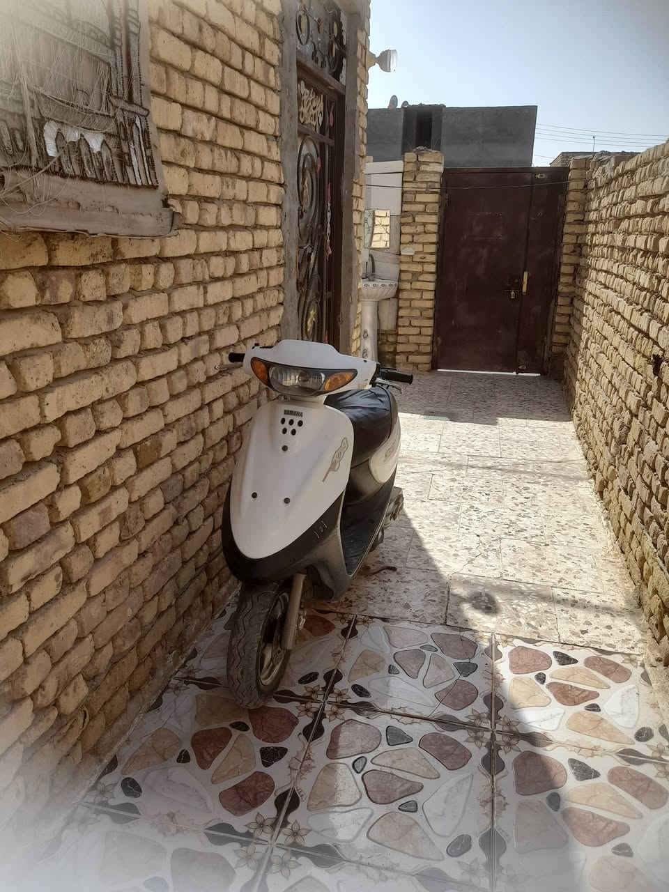 السلام عليكم بيت للبيع مساحه ١٠٠ م .
خلف الملعب شارع أحمد الوائلي متكون من استقبال وغرفه وصاله ومطبخ وصحيات مع الاثاث ....الشراي يتصل على الرقم التالي ***********
