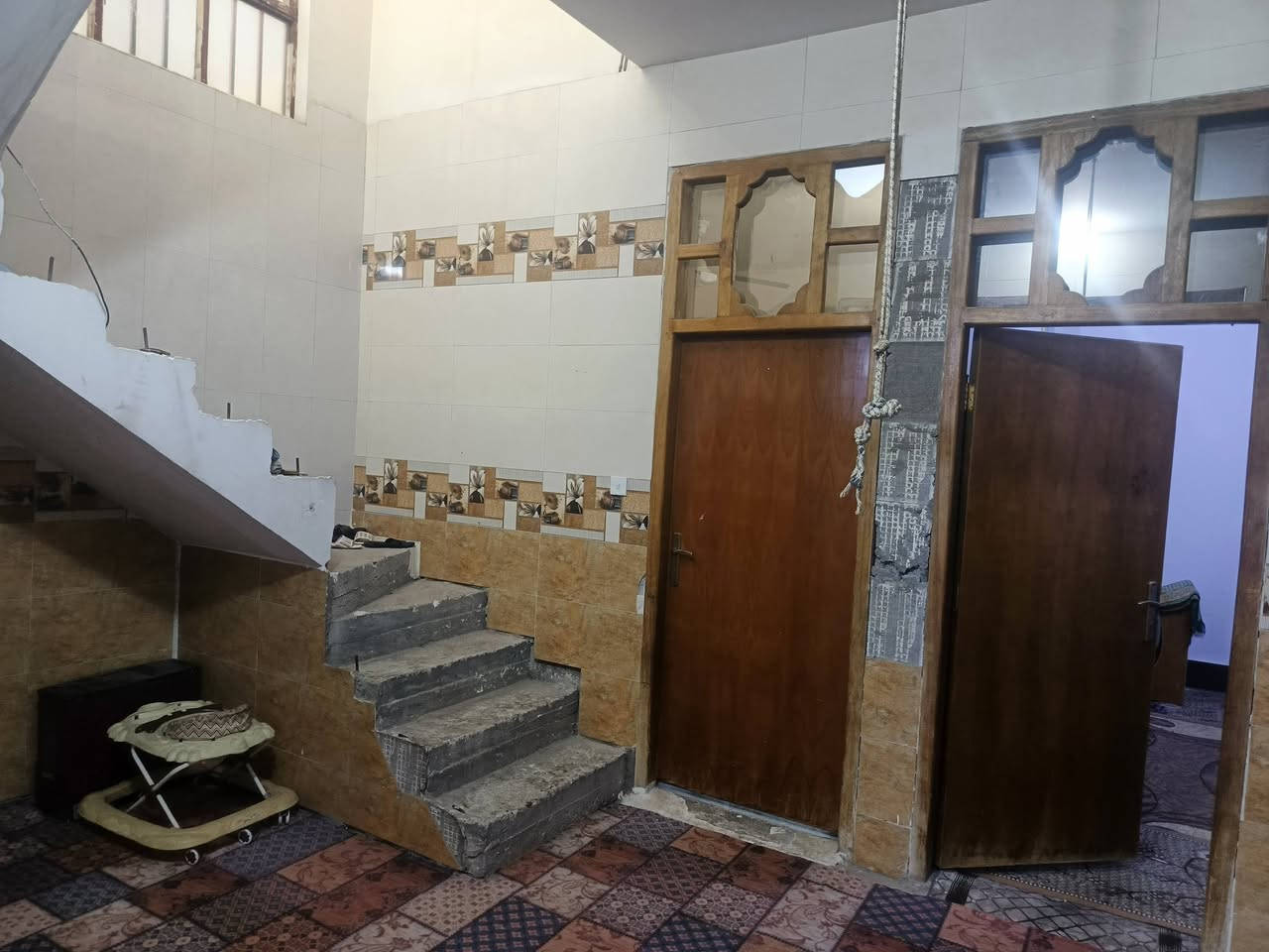 السلام عليكم الدار للبيع
مساحة 200 م المكان حي نصر قرب صوره الامام العباس (ع) 
يتكون من استقبال + هول + صاله درج+ غرفتين + مطبخ حار وبارد 
الاستفسار 
***********
