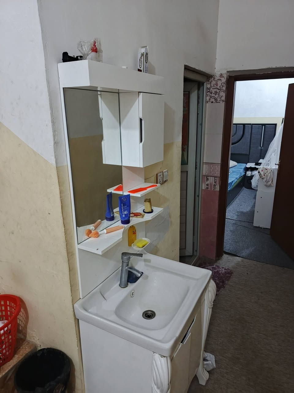 بيت مساحة 100 متر بناء حديث حولي قرب مطعم القنديل قرب مدرسة العرفان والمدارس الاخرئ .. غرفة نوم كبيره استقبال صاله كبيره صحيات خارجي وصحيات داخلي مطبخ بارد كبير ومطبخ حار .. الفرع 10 امتار منطقة سكنيه متكامله سعر 45 
الاتصال ***********
