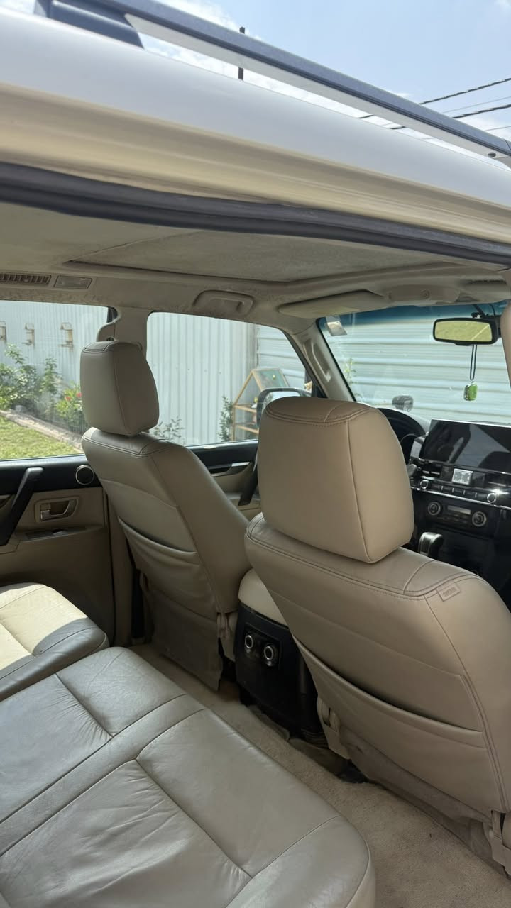 حبتور 2010 شاشات لكزس كامره دوارة ورقم مميز  داخل جلد السيارة كلين للاستفسار *********** عنوان بغداد الدورة
