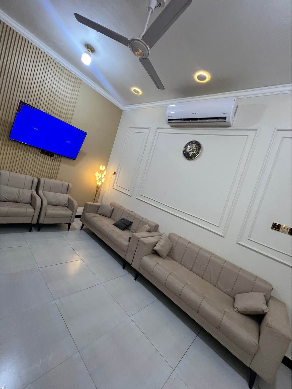 السلام عليكم دار للبيع مساحة 100 م منطقه حجي حسن دكتور حميد اول فرع منطقه حلوه هادئه   البيت معروض مع الاثاث. بناء 2025  شرط كله درجه اولى  اي استفسار اتصال ع الرقم *********** عمارة, ميسان
