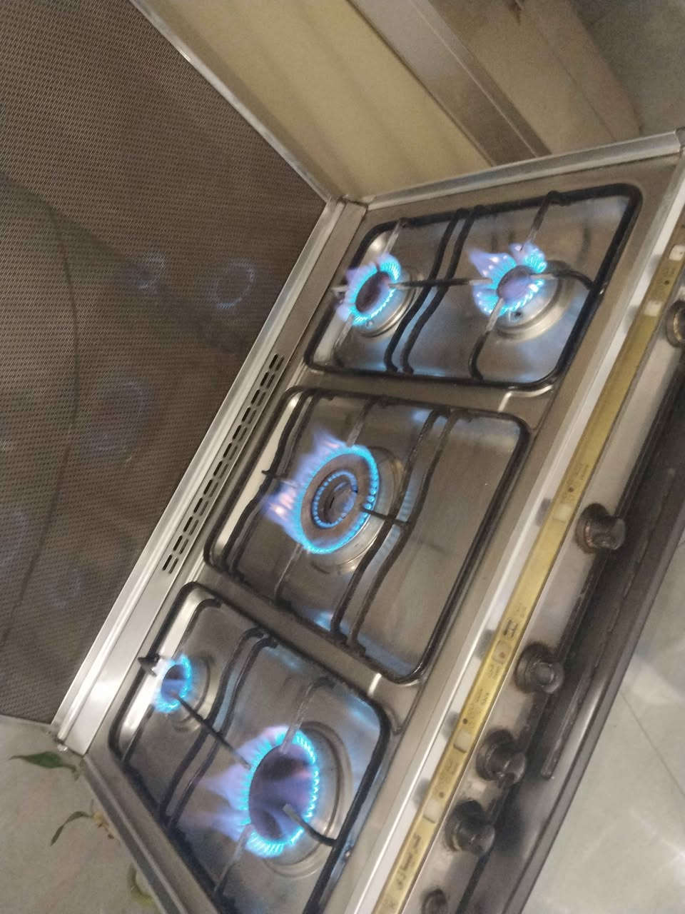 ثلاجه هيتاشي نضافه فول 4ابواب
طباخ كريازي مصري 
غساله صحون نوع شونك
درور مجرات من شركة ايتاكا 
لوحات قديمه 
حاسبات نقص بس شاحن 
*********** بغداد, العراق
