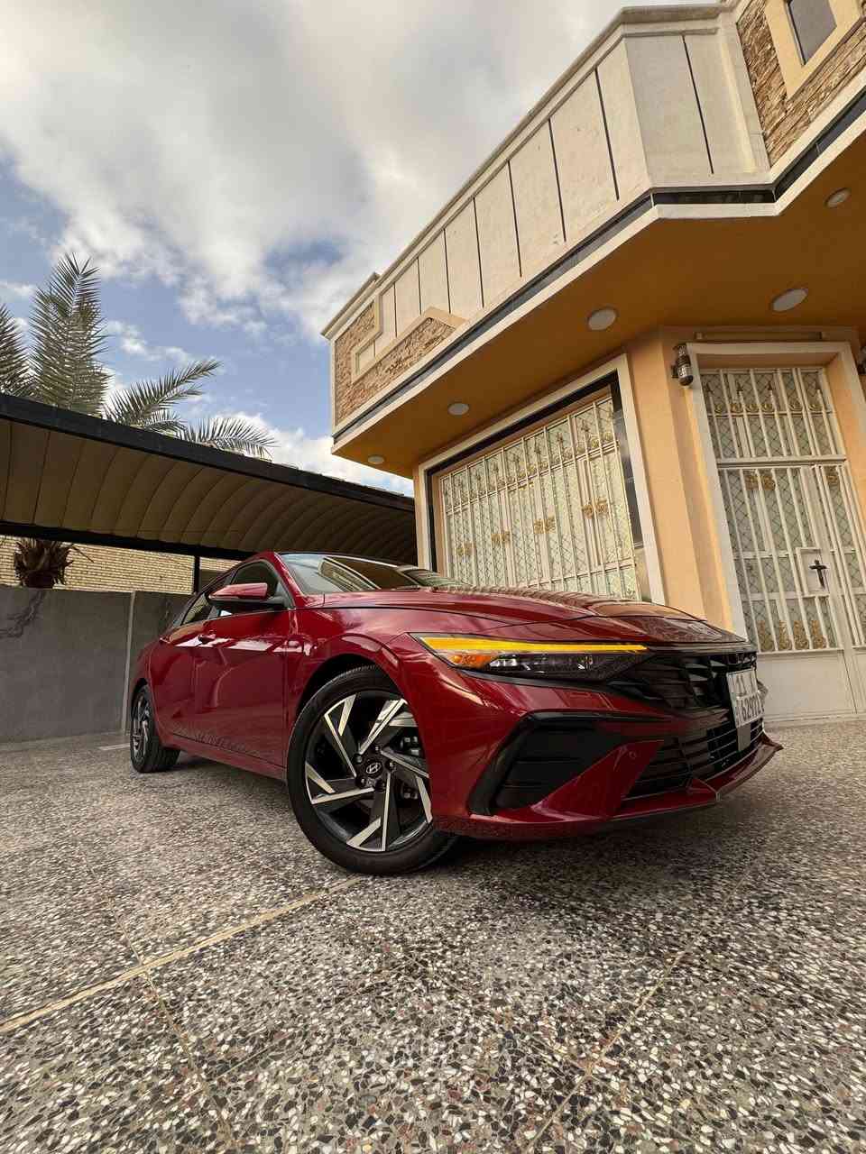 .النترا موديل 2024 لمتدد فول مواصفات الأخير اعلى مواصفات ب الالنترا 
. المواصفات ………..
1 فتحه سقف اسلايت
2 بصمه تشغيل عدد ثنين 
3 بصمه أبواب 
4 تشغيل عن بعد 
5 رادار امامي وخلفي 
6 لد داخلي 64 لون متغير 
7 كشنات جلد داخل ابيض 
8  كشن كهرباء ⚡️
9 كشنات تدفئه 
10 تبريد منفصل 
11 شحن لاسلكي 
12 سستم سماعات BOSE
13 رادار جانبي 
14 ويلكب كروم بلادي 
15 لايتات عدسه 
16 تحديد مسار 
17 مثبت سرعه 
18 وقوف ذاتي 
19 مانع اصطدام 
20 شاشه ثلاث انضمه (سمارت - نورمال-سبورت) 
21 شاشه دجتال متصله 
22 كامره اماميه + خلفي 
23 كامرات محيطيه بلمري 4 كامرات 
24 ألون ماروني
25 ماشيه 17 mi 
السياره كلين بدون قطره صبغ البنيد مصلح بارد شبر فقط 
مرقم بغداد بسمي مكاني بغداد 
الاتصال ***********
صور الحادث مرفقه بل منشور
