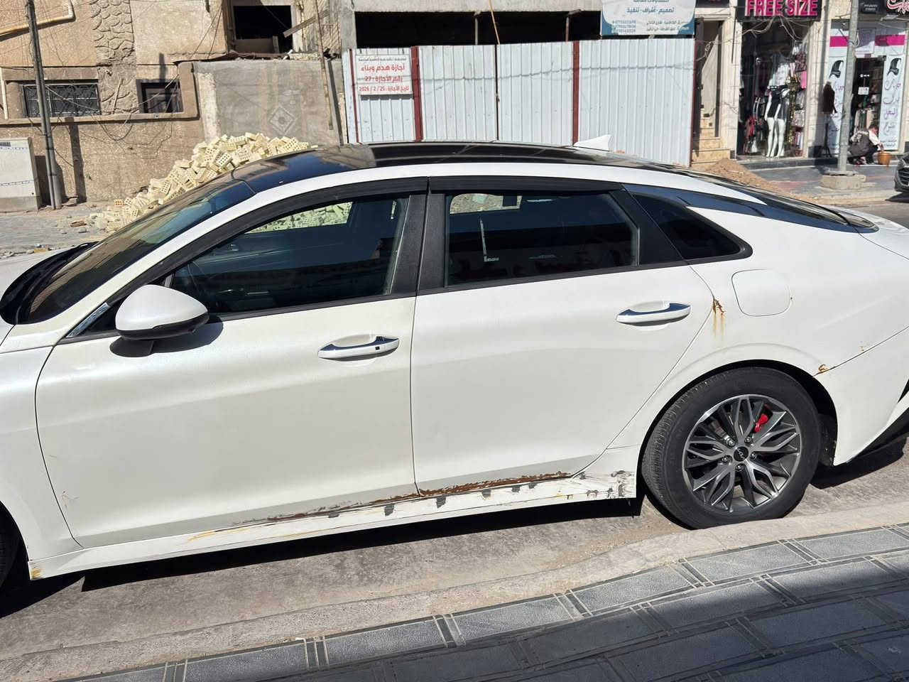 السلام عليكم
كي 5 موديل 20  رقم بغداد
وارد كوري بانزين فقط
مكينه 2500 دوش المرغوب
صدر جديد مكينه كير مكفول
السياره بيها 5 قطع موجود سونار
ماشيه 90 الف
السياره فول مواصفات عدا الفتحه
السعر 138 ورقه او بي مجال قليل
مكاني الكاظميه ***********
